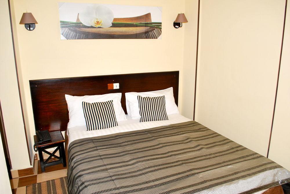 Hotel Yaahot Yaoundé Zewnętrze zdjęcie