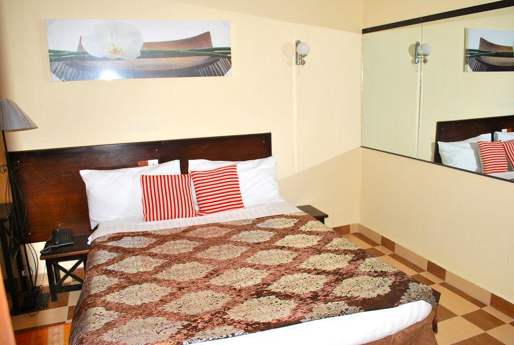 Hotel Yaahot Yaoundé Zewnętrze zdjęcie