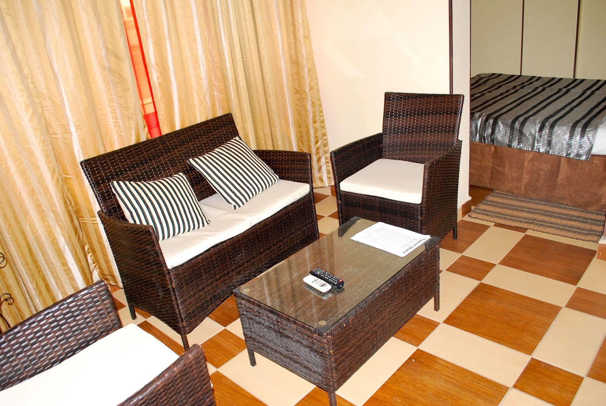 Hotel Yaahot Yaoundé Zewnętrze zdjęcie
