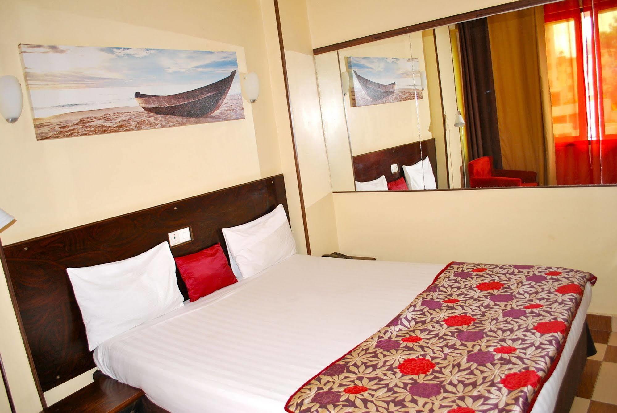 Hotel Yaahot Yaoundé Zewnętrze zdjęcie