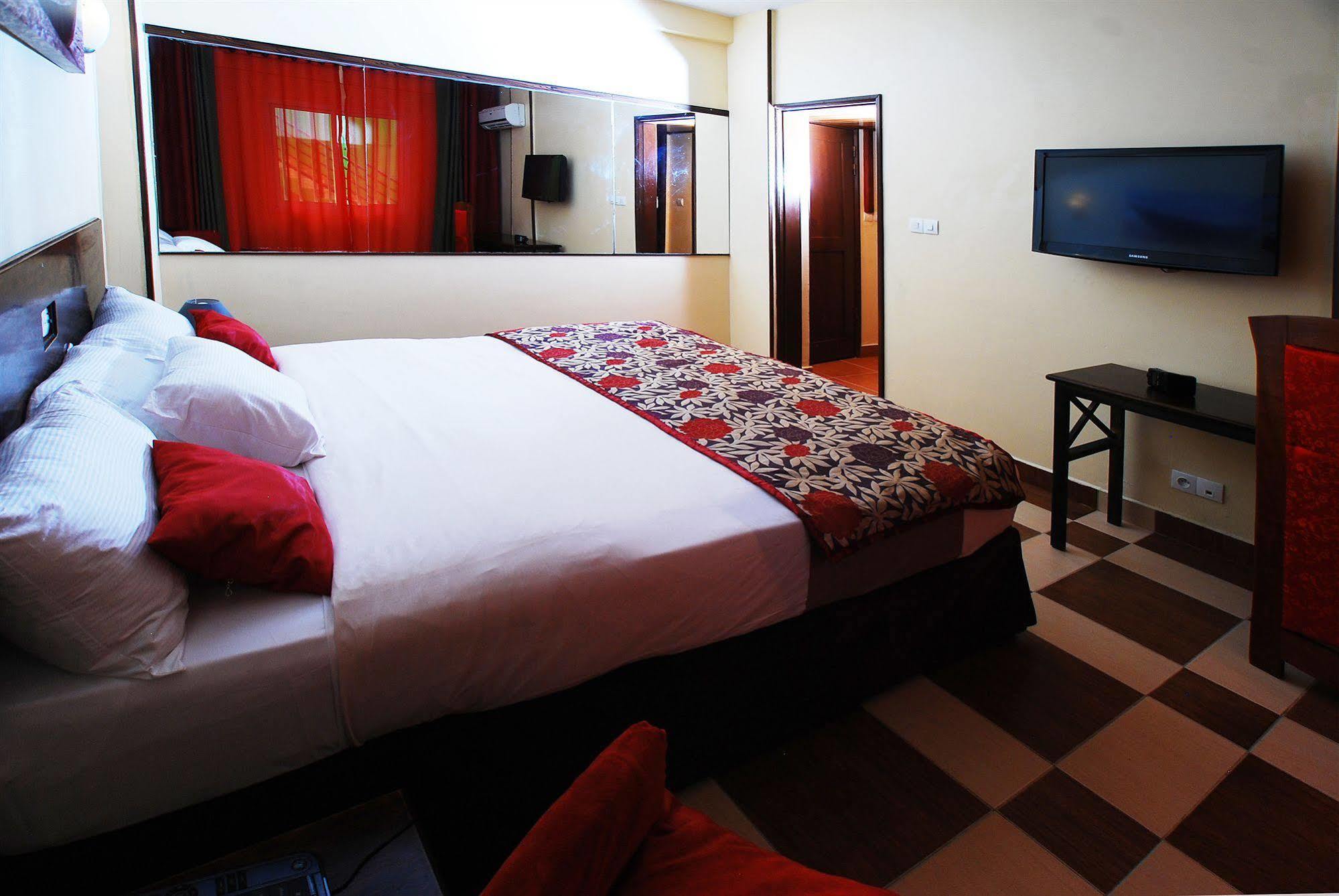 Hotel Yaahot Yaoundé Zewnętrze zdjęcie